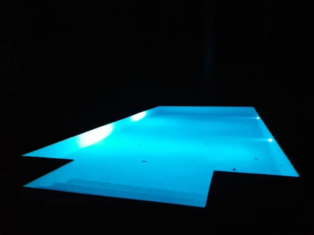 Trabajo de iluminación de pileta realizado por Piletas Norte en Barrio Martindale Country Club