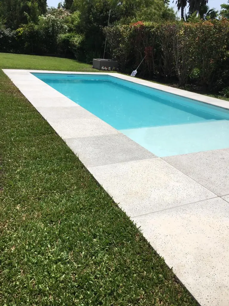 Pileta de hormigón armado terminada por Piletas Norte