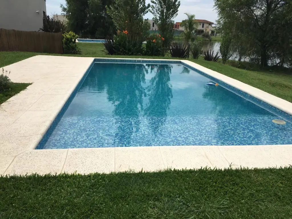 Pileta de 8x4 construida por Piletas Norte en Barrio El Cantón