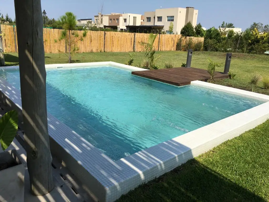 Solarium con deck junto a pileta en Barrio Las Orquídeas