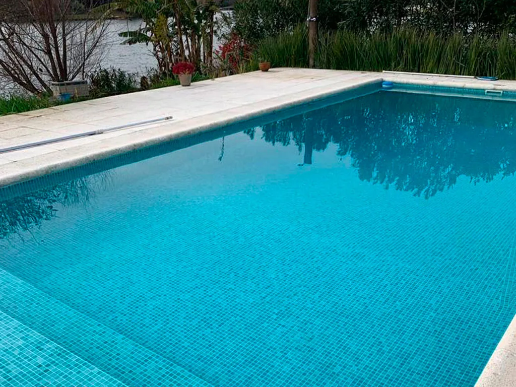 Reparación de revestimiento de pileta realizada por Piletas Norte